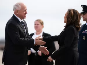 Kamala discursa com vice pela 1ª vez e chama democratas de 'azarões'