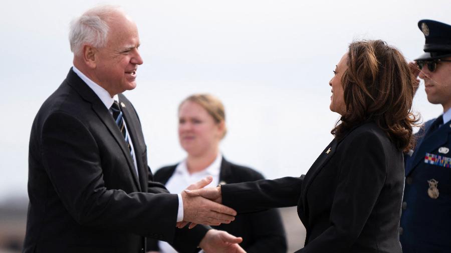 Governador de Minnesota, Tim Walz, recebe a vice-presidente dos EUA, Kamala Harris, no Aeroporto Internacional de Minneapolis-Saint Paul em 14 de março de 2024