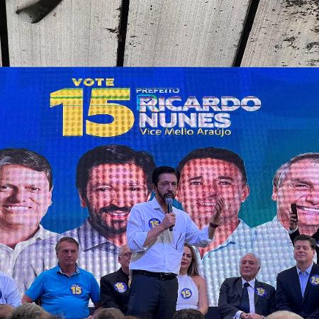 O prefeito Ricardo Nunes discursa em almoço de apoio a sua reeleição em churrascaria em São Paulo  - Silchya Rodrigues/UOL