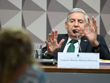 General Heleno começa 2025 pressionado por PF, 8/1 e colega preso