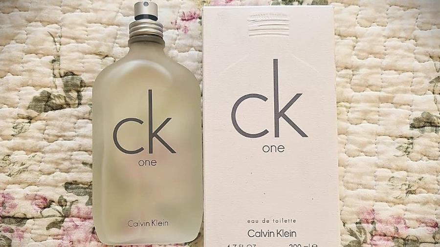 Perfume Ck One, de Calvin Klein, mistura notas florais e de madeira Perfume Ck One, de Calvin Klein, mistura notas florais e de madeira