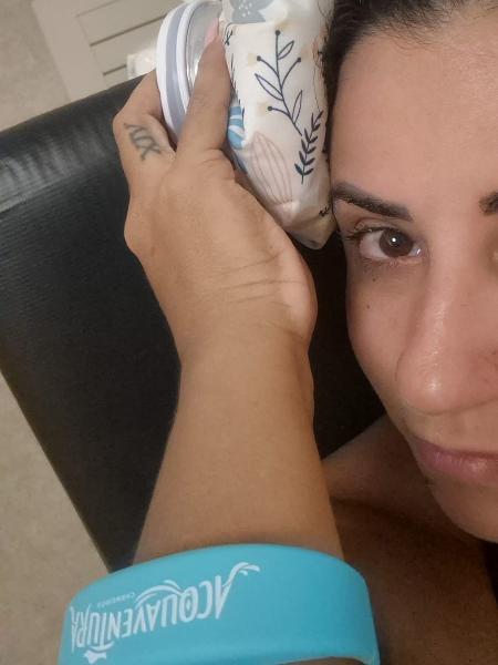 Darling colocando compressa ainda com a pulseira do Aquaventura Darling colocando compressa ainda com a pulseira do Aquaventura