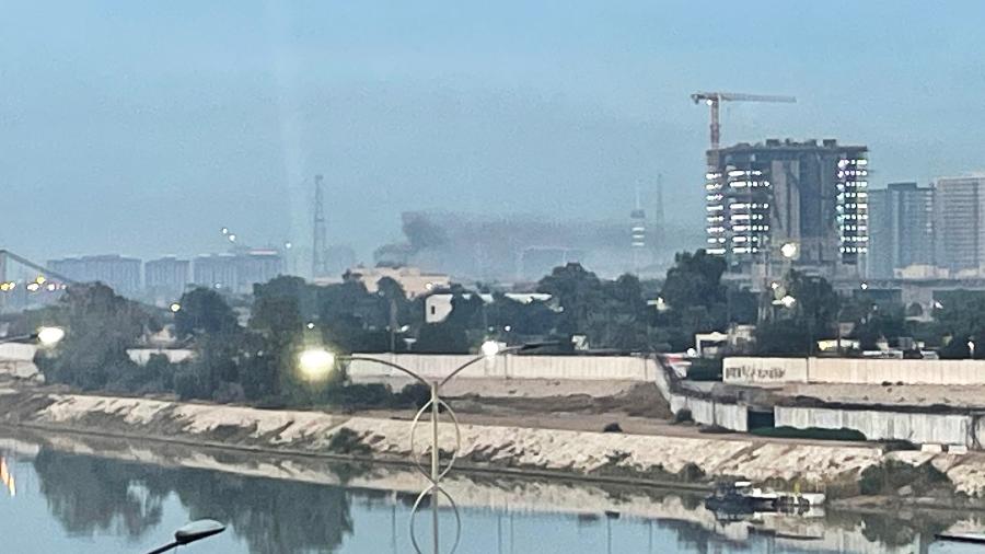 14.mar.26 - Fumaça sobe após um ataque de drone à embaixada dos Estados Unidos em Bagdá