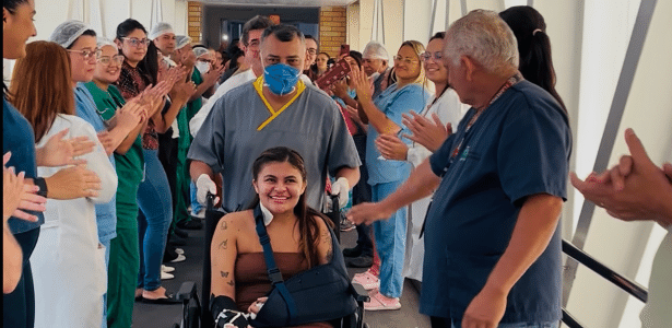 Cover image for Carlos Madeiro: Jovem que teve mão decepada recebe alta e se emociona em hospital no CE