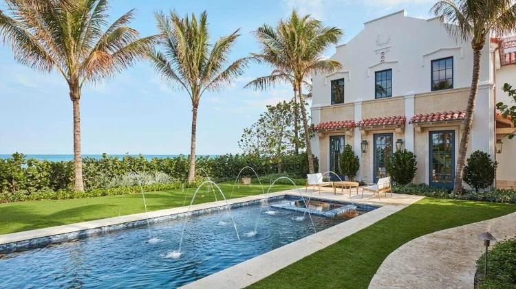 Mansão localizada em Palm Beach, na Flórida (EUA), tem cinco quartos projetados para que tenham vista do mar