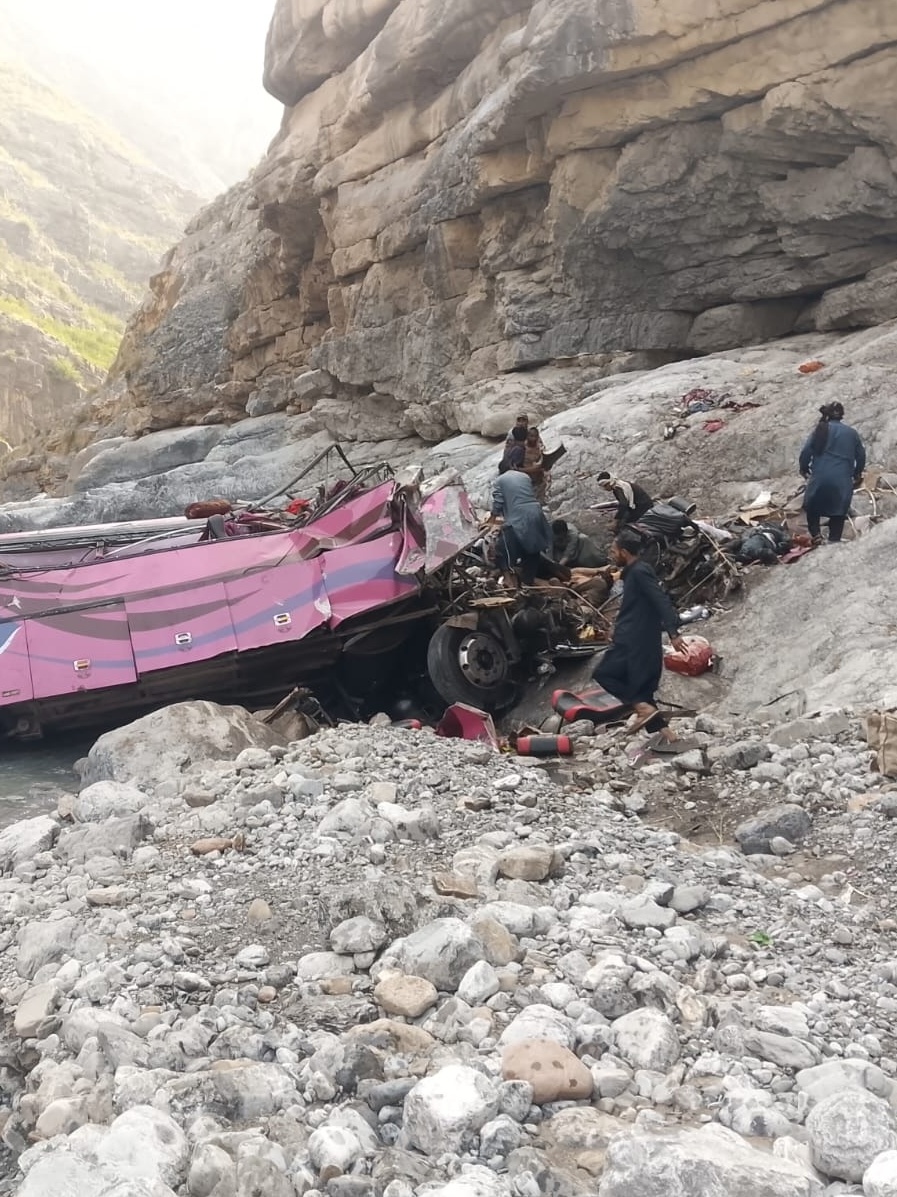 Ônibus cai em barranco no Paquistão e deixa mortos e feridos