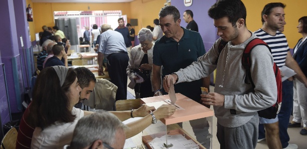 27.set.2015 - Eleitores de Barcelona participam de mais um pleito regional da Catalunha - Josep Lago/AFP