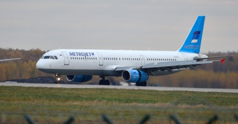 31.out.2015 - Fotografia do dia 20 de outubro mostra um modelo do Airbus A321 da companhia Kogalimavia (conhecida como Metrojet), no aeroporto internacional de Domodedovo, em Moscou. Um avião do mesmo modelo caiu neste sábado (31) no Egito, com 224 pessoas a bordo