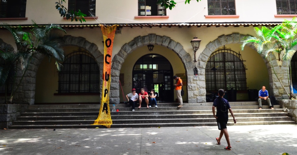 4.jan.2016 - Movimentação na Escola Estadual Fernão Dias Paes, a escola foi a primeira da capital a ser fechada pelos estudantes, que protestavam contra a proposta da reorganização escolar