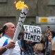 4.set.2016 - A passagem da Tocha Paraolímpica pela avenida Paulista, em São Paulo, teve protesto contra o atual presidente Michel Temer (PMDB). A passagem da chama não contou com manifestações expressivas, mas foi alvo de cartazes e gritos contra o peemedebista. Na praça do Ciclista, um grupo de senhoras fez protesto a favor de Temer e contra o ex-presidente Lula (PT). O horário da manifestação na Paulista contra Temer foi reagendado para 16h30 por causa da tocha - Junior Lago/UOL