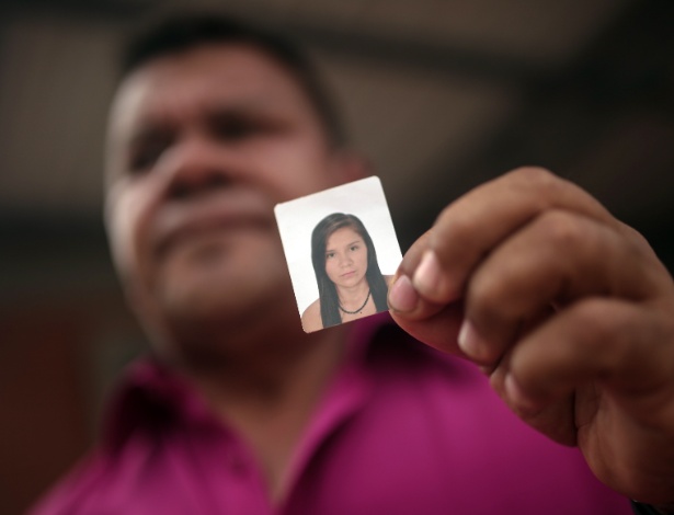 Morador de Mocoa mostra foto da filha desaparecida desde o deslizamento da sexta-feira - Jhon Paz/Xinhua