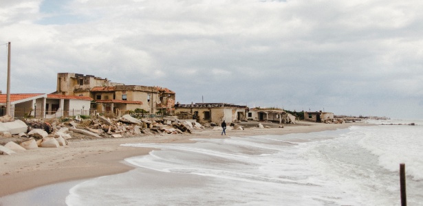 Construção abandonada na praia de Destra Volturno, perto de Nápoles, Itália - Dmitry Kostyukov/The New York Times