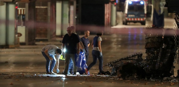 Polícia procura por pistas em local onde uma van atropelou pedestres nas Ramblas, em Barcelona