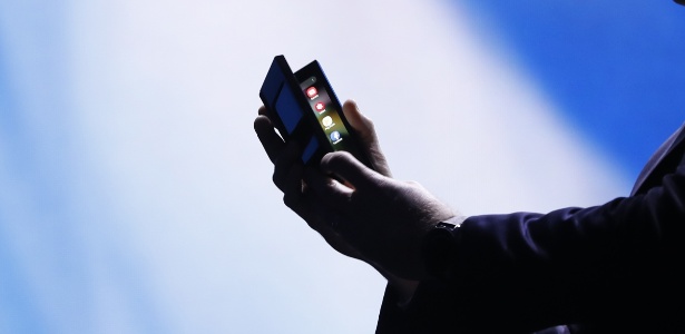 Samsung apresentou protótipo de celular com tela que dobra e se abre como livro - Stephem Lam/Reuters