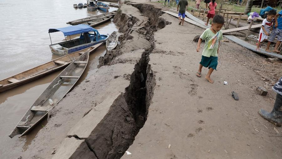 26.mai.2019 - Criança caminha próxima a uma rachadura no chão causada por um terremoto no Peru - Guadalupe Pardo/Pool/AFP
