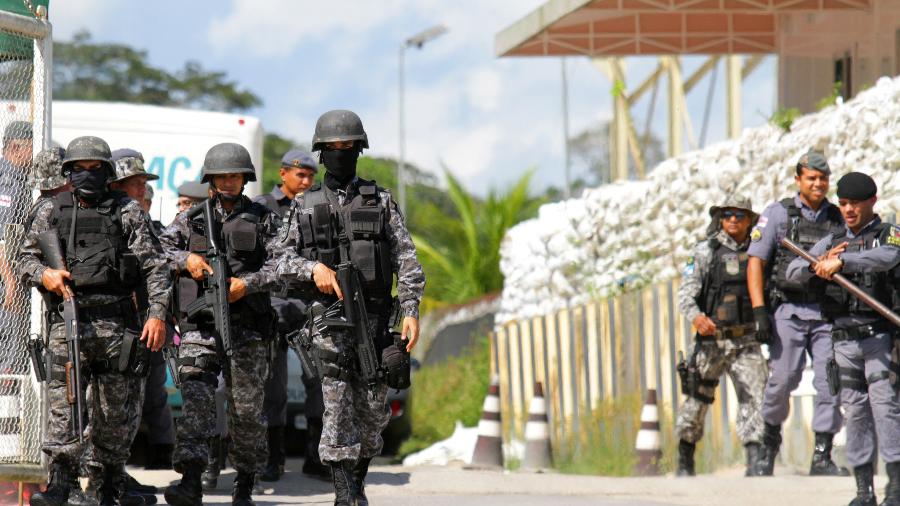 Policiais se movimentam no entorno de presídio de Manaus - REUTERS/Sandro Pereira