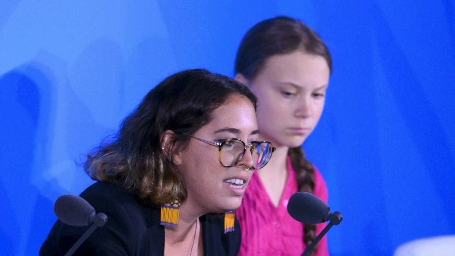 Paloma Costa (esq.) ao lado de Greta Thunberg durante Cúpula do Clima da Organização das Nações Unidas, em Nova York - Johannes Eisele - 23.set.2019/AFP