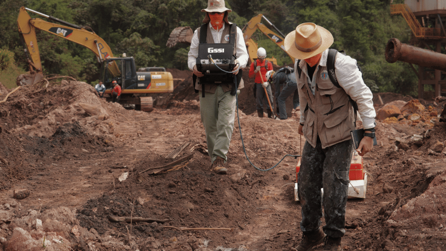 Pesquisadores da USP usando um radar de penetração no solo para localizar vítimas soterradas pelo rompimento da barragem de Brumadinho - Divulgação/USP/Jorge Porsani