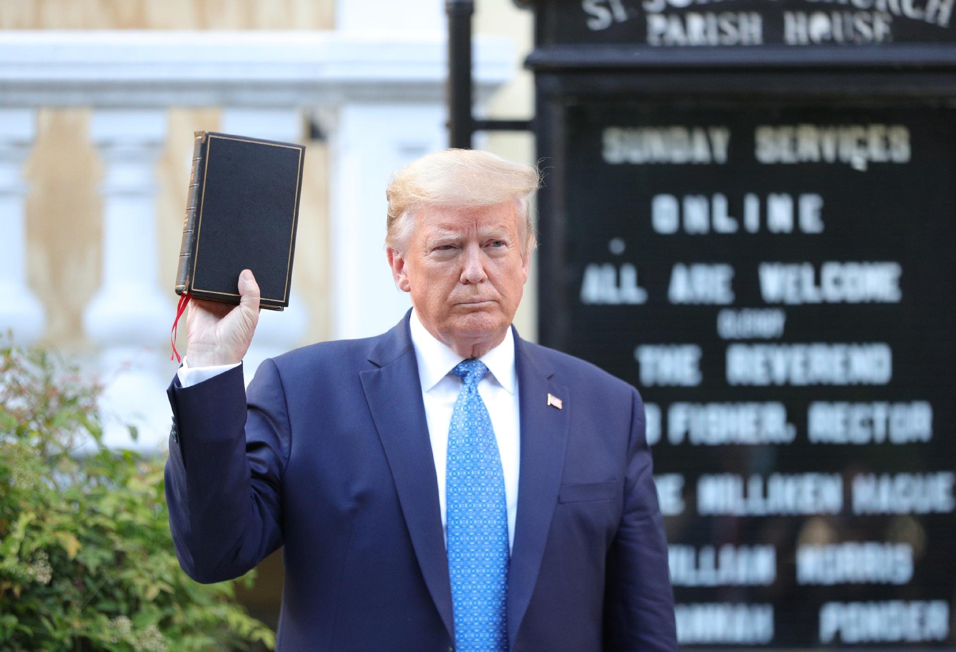 O presidente dos EUA, Donald Trump, segura uma Bíblia enquanto fica em frente à Igreja Episcopal de São João em frente à Casa Branca - TOM BRENNER/REUTERS