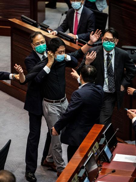 04/06/2020 - Confusão durante votação do parlamento de Hong Kong que aprovou lei que punirá quem insultar hino chinês - ISAAC LAWRENCE/AFP