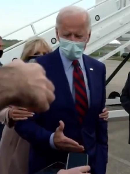 Jill Biden segura o marido, o candidato democrata Joe Biden, pelos braços e o afasta dos repórteres - Reprodução/Twitter