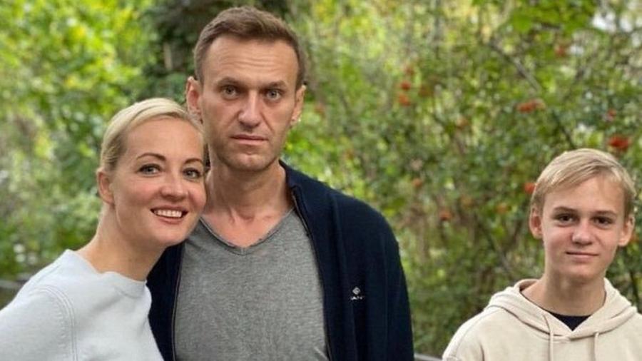 Alexei Navalny já saiu do hospital; na foto, aparece com a esposa, Yulia, e o filho Zakhar, em Berlim - BBC