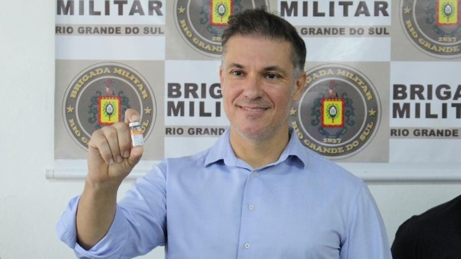 Prefeito de Bagé, Divaldo Lara, mostra vacina contra covid - Divulgação