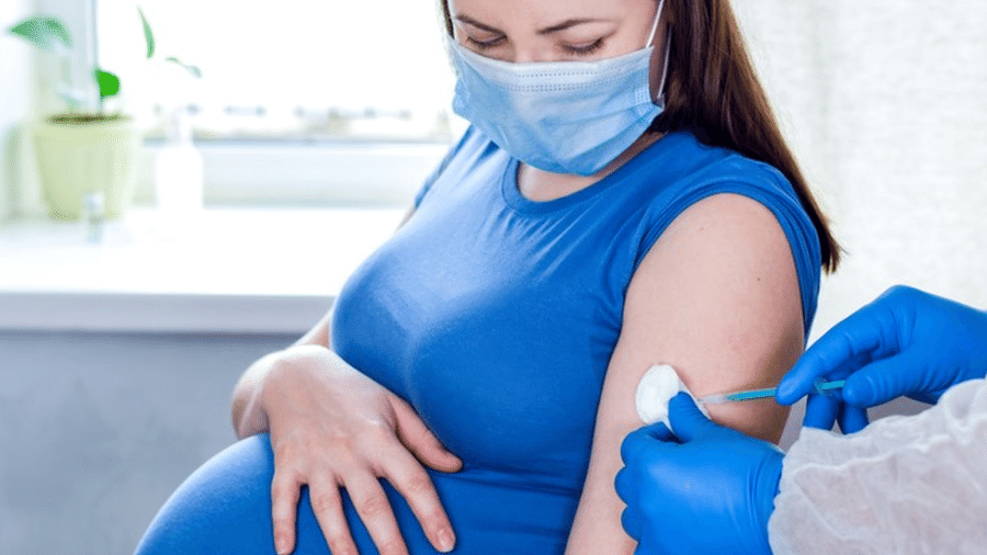 Após notificação de possível evento adverso, uso da vacina de AstraZeneca/Oxford está suspenso em grávidas na maior parte do Brasil - Getty Images