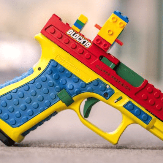 Pistola de verdade com aparência de brinquedo causa polêmica nos