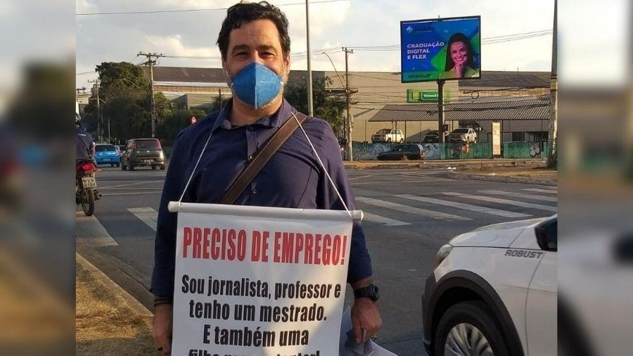 Professor e jornalista usa banner para pedir emprego no farol e viraliza - Reprodução/LinkedIn