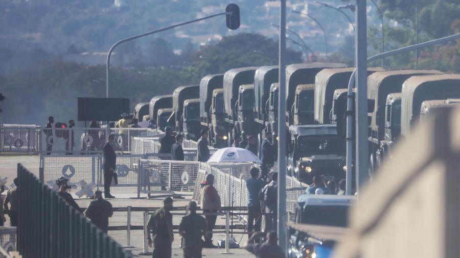 Desfile de blindados e tanques por Brasília gerou protestos de oposicionistas, que veem no ato uma tentativa do presidente em mostrar poder militar   - FÁTIMA MEIRA/FUTURA PRESS/FUTURA PRESS/ESTADÃO CONTEÚDO