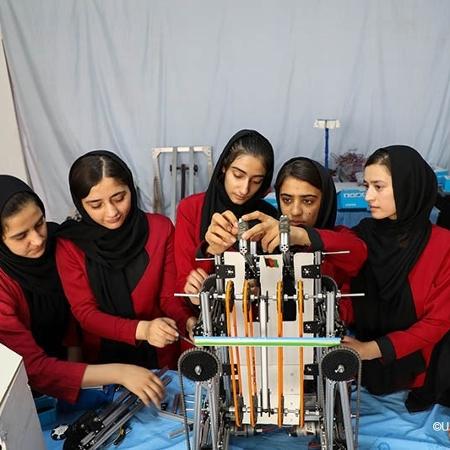 "As Sonhadoras Afegãs", time de robótica só para meninas do Afeganistão, em apresentação na ONU em 2020 - Unicef Afeganistão/Fazel/2020
