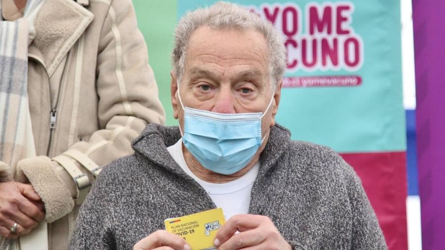 Idoso chileno posta com carteira de vacinação: país aplica doses de reforço em pessoas com mais de 55 anos - Divulgação