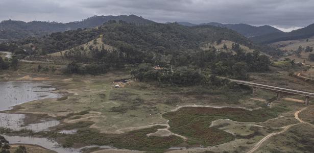 27.08.2021 - Represa Jaguari, em Piracaia, no interior de São Paulo