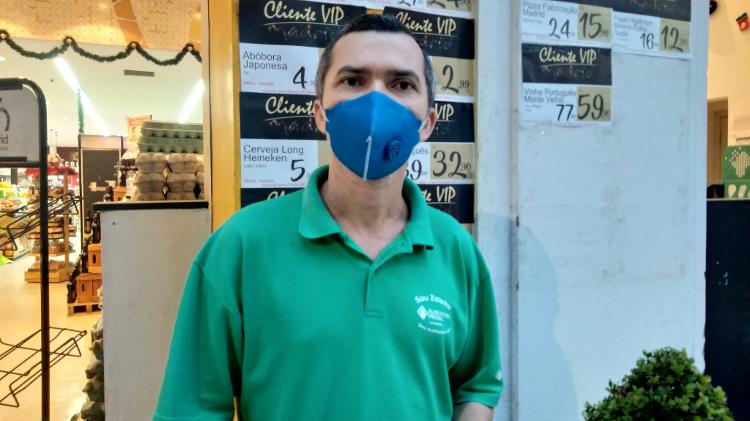 O zelador Josenildo dos Santos,44 em uma unidade do supermercado Madrid, no centro de São Paulo - Henrique Santiago/UOL - Henrique Santiago/UOL