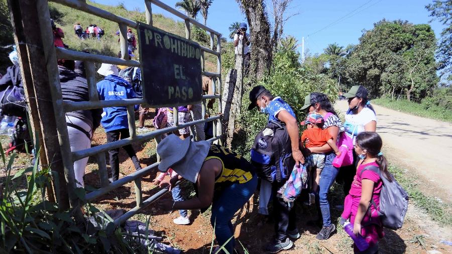 Imigrantes cruzam a fronteira entre Honduras e Guatemala, na região da cidade hondurenha de Corinto - 15.jan.2022 - Wendell Escoto/AFP