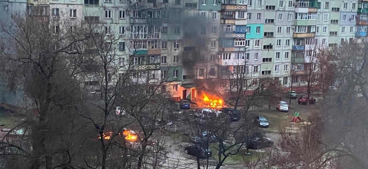 03.mar.22 - Incêndio é visto em Mariupol em uma área residencial após bombardeio em meio à invasão russa na Ucrânia - @AYBURLACHENKO/via REUTERS