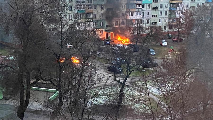 03.mar.22 - Incêndio é visto em Mariupol em uma área residencial após bombardeio em meio à invasão russa na Ucrânia - @AYBURLACHENKO/via REUTERS