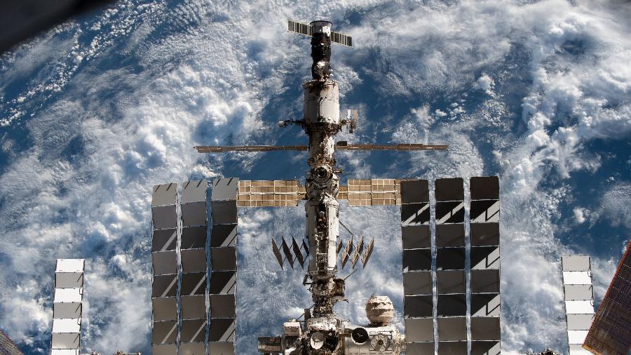 Estação Espacial Internacional sobrevoa a Terra, vista da nave Crew Dragon, da SpaceX, em novembro de 2021 - Nasa