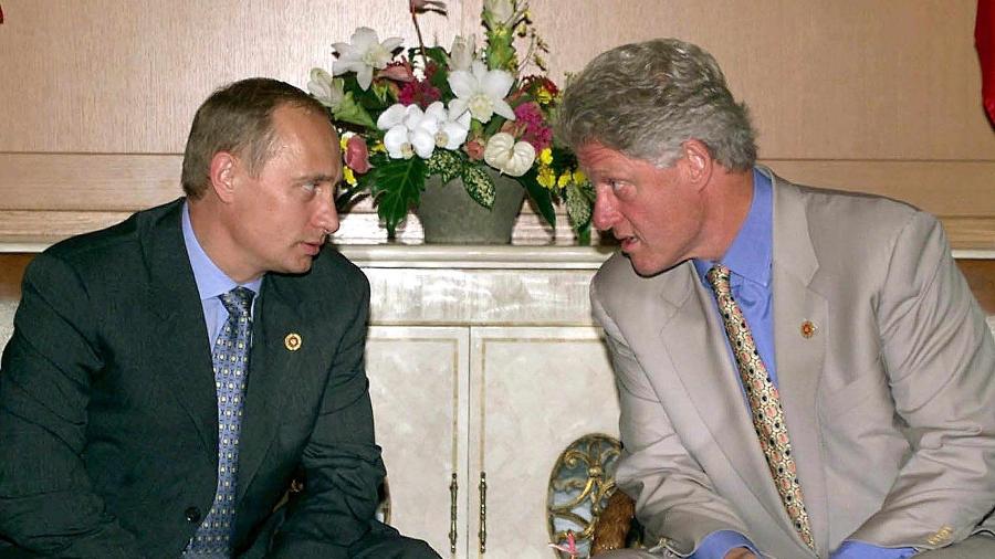 O presidente russo, Vladimir Putin, e o então presidente dos Estados Unidos, Bill Clinton - 21.jul.2000 - AFP