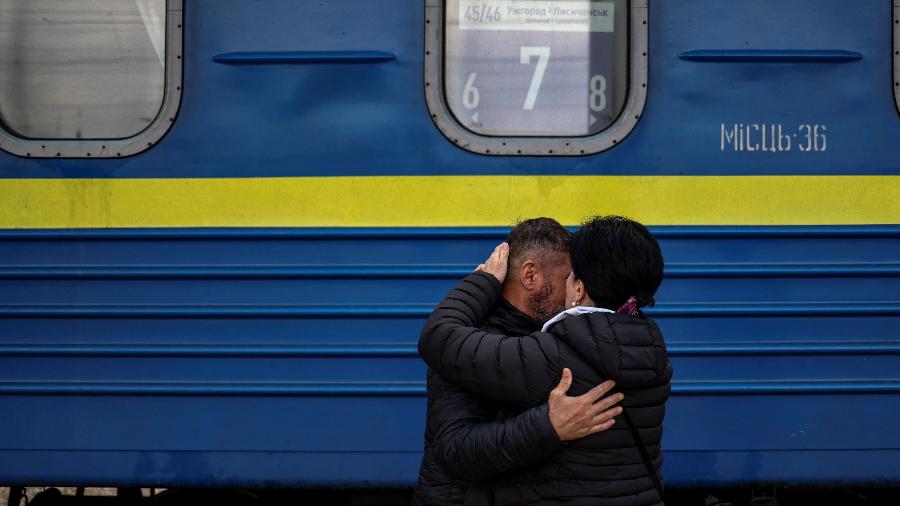 12.abr.2022 -Um homem abraça sua esposa antes dela embarcar em um trem na estação central de Slovyansk, na região de Donbass, em meio à invasão russa da Ucrânia - Ronaldo Schemidt/AFP
