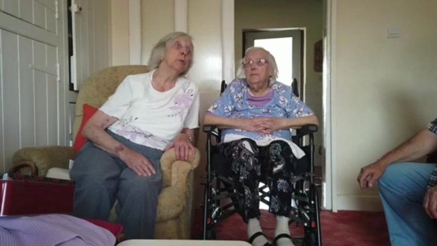 Apesar de morarem a 128 quilômetros de distância uma da outra, Edith e Dorcas se reuniram para celebrar o aniversário de 102 anos - Reprodução