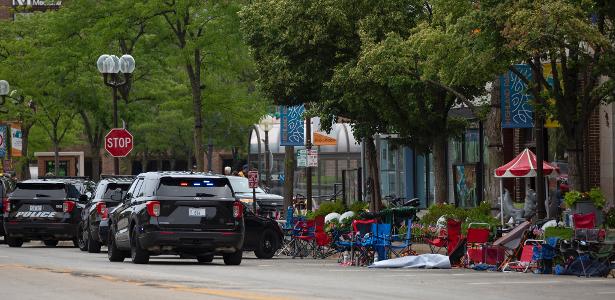 4.jul.2022 - Polícia trabalha na cena de um tiroteio em um desfile de 4 de julho em Highland Park