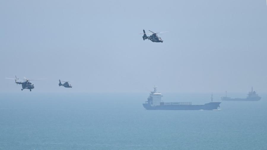 Helicópteros e navios chineses em exercício militar perto de Taiwan - Hector Retamal/AFP