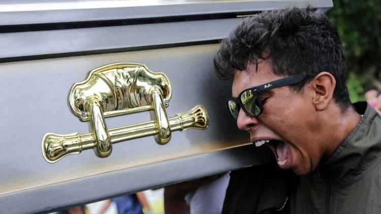 Relative of student killed by police during protest in Managua carries his coffin - Getty Images - Getty Images