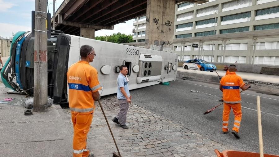 Segundo o Centro de Operações, ônibus ia em direção ao centro; ainda não há informações sobre feridos - Reprodução/Twitter - @OperacoesRio