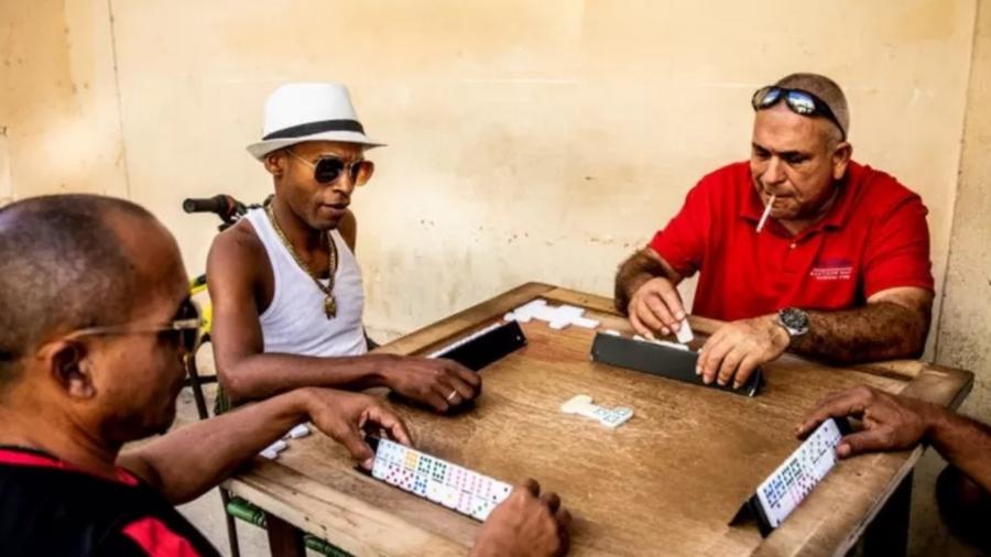 Cubanos jogam dominó  - Getty Images
