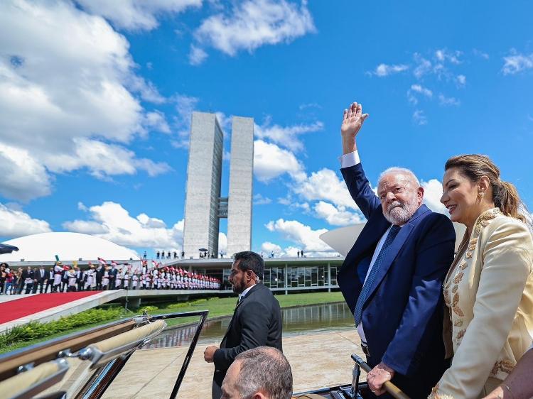 Lula e Janja a caminho da rampa do Congresso Nacional para a posse