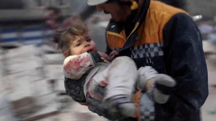 Raghad Ismail foi retirada por socorristas de escombros na cidade de Azaz, na Síria, atingida por terremoto  - REUTERS TV/via REUTERS TPX IMAGES OF THE DAY