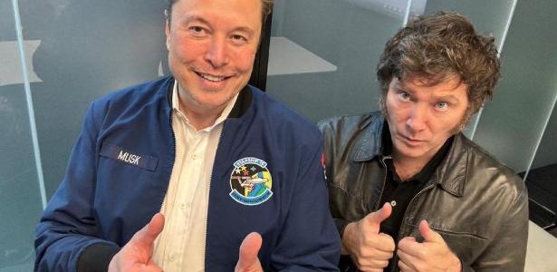 Musk e Milei durante visita do presidente a fábrica da Tesla, no Texas (EUA)